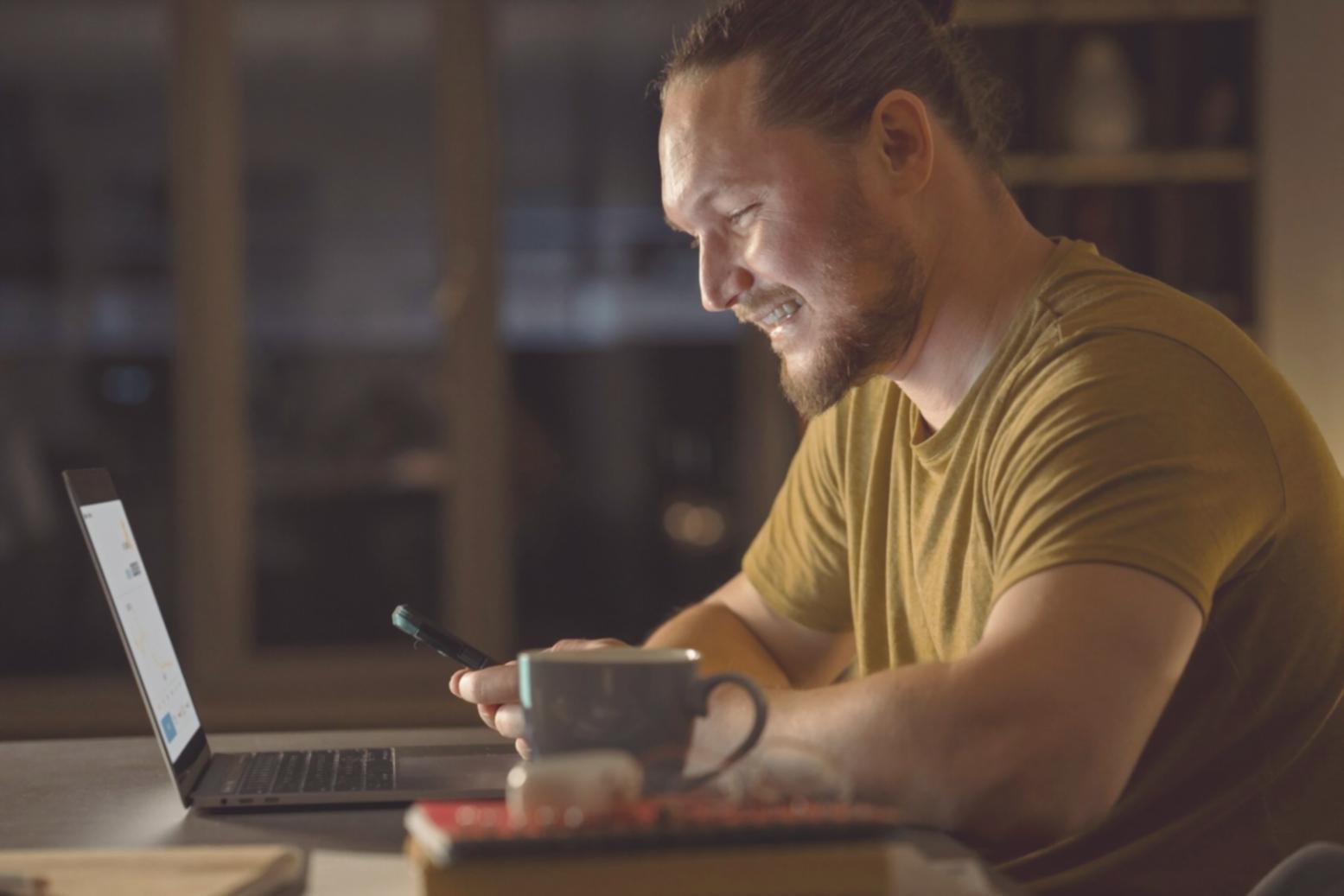 Professionnels consultant les dernières analyses financières
